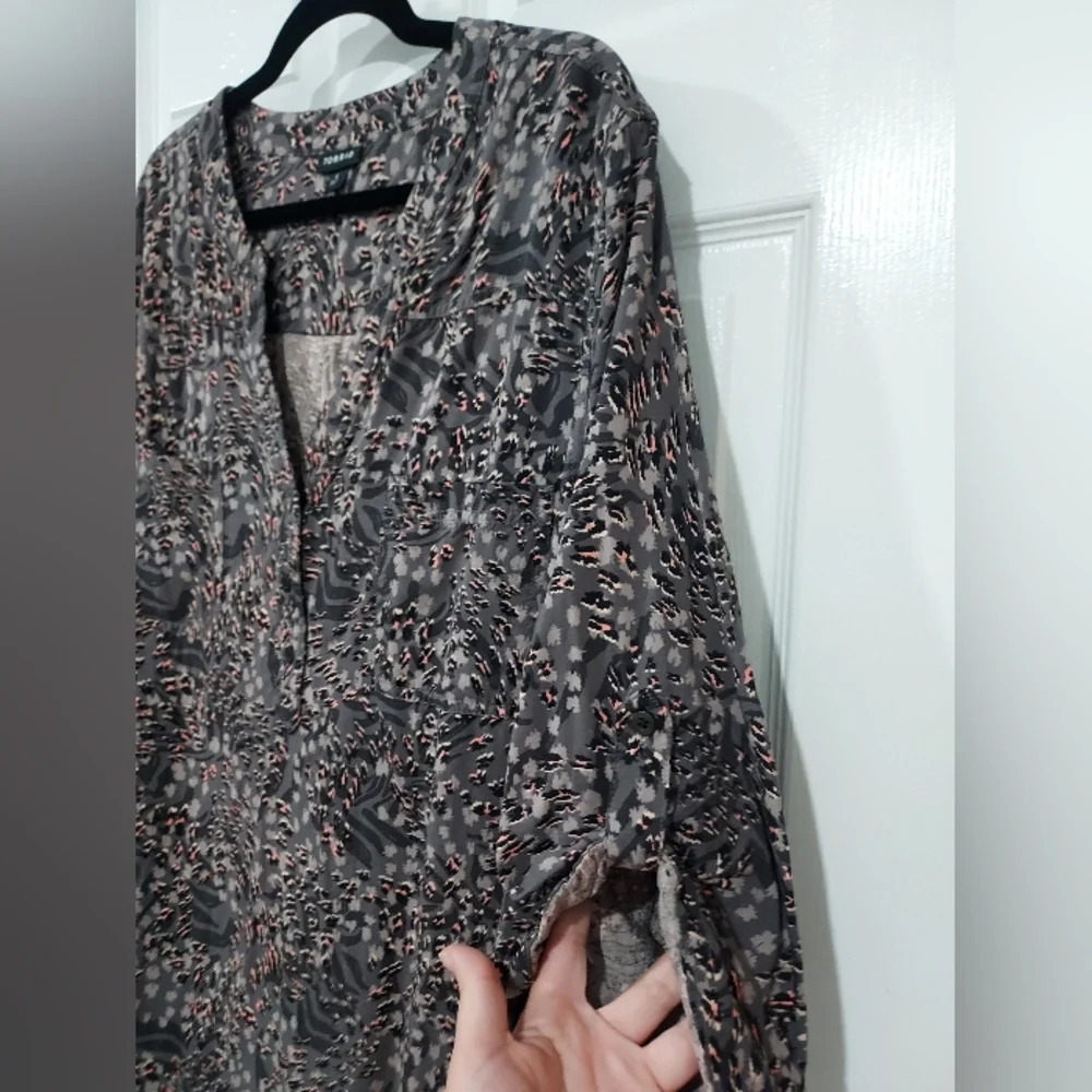 Torrid Animal Grey Harper Rayon Twill Pullover 3/4 Sleeve Blouse in Size 4 / 26 - Picture 9 of 13